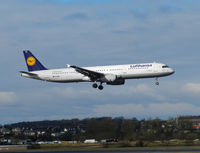 D-AIRE @ EGPH - Lufthansa 962 Landing on runway 06 - by Mike stanners