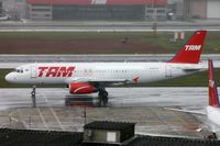 PT-MZZ @ SBSP - TAM A320 in the rain - by FerryPNL