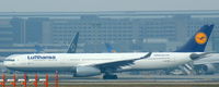D-AIKF @ EDDF - Lufthansa, lining up RWY 25C at Frankfurt Int´l (EDDF) - by A. Gendorf