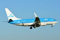 PH-BGH @ EHAM - KLM B737 landing - by FerryPNL