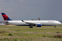 N821NW @ LIRF - Taxiing - by micka2b