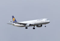 D-AISN @ EGPH - Lufthansa 962 Landing runway 06 from FRA - by Mike stanners