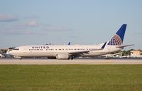 N39423 @ MIA - United 737-900 - by Florida Metal
