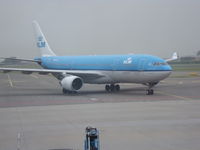 PH-AKE @ EHAM - KLM AIRBUS - by christian maurer