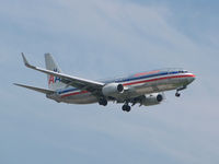 N952AA @ CYYZ - A 2000 American Airlines Boeing 737-823 landing at Toronto Int'l Airport - by Ron Coates