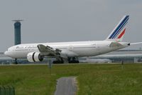 F-GSPE @ LFPG - Boeing 777-228 (ER), Reverse thrust landing rwy 26L, Roissy Charles De Gaulle Airport (LFPG-CDG) - by Yves-Q