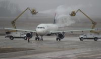 N347NB @ DTW - Delta A319 getting deiced - by Florida Metal