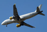 EC-JYX @ EGLL - Airbus A320-214 [2962] (Vueling Airlines) Home~G 03/05/2013. On approach 27R. - by Ray Barber