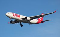 PT-MVN @ MCO - TAM A330-200