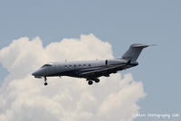 N523FX @ KSRQ - Flexjet Flight 523 (N523FX) arrives at Sarasota-Bradenton Interantional Airport following a flight from Leesburg Executive Airport - by Donten Photography