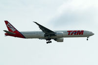 PT-MUB @ EGLL - Boeing 777-32WER [37665] (TAM Airlines) Home~G 01/08/2014. On approach 27L. - by Ray Barber