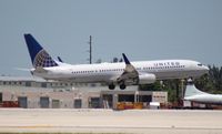 N39418 @ MIA - United 737-900 - by Florida Metal