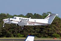 N257YA @ KPDK - Beech B200 Super King Air [BB-1622] Atlanta-Dekalb Peachtree~N 18/04/2010 - by Ray Barber