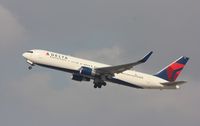 N195DN @ KLAX - Boeing 767-300
