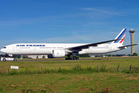 F-GSQM @ LFPG - Boeing 777-328ER [32848] (Air France) Paris-Charles De Gaulle~F 17/06/2009 - by Ray Barber