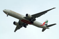 A6-ECL @ EGLL - Boeing 777-36NER [37704] (Emirates Airlines) Home~G 08/12/2009. On approach 27R. - by Ray Barber