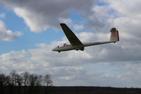 F-CHAN @ LFPU - Glider ASK-21 F-CHAN landing at Moret-Episy airfield. - by José Sanchez