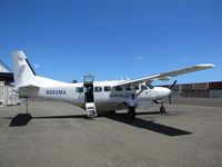 N865MA @ PHNL - Makani Kai Air 2002 Cessna 208B ready for flight to MKK (Molokai Topside Airport) @ Honolulu International Airport Executive Ramp - by Steve Nation