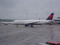 N327NW @ CVG - Airbus A320 Leaving CVG For LAX - by Christian Maurer