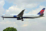 N841MH @ EGLL - On short finals at LHR - by Robert Kearney