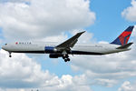 N843MH @ EGLL - On short finals at LHR - by Robert Kearney