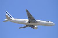 F-GSPG @ LFPG - Boeing 777-228 (ER), long approach rwy 08R, Roissy Charles De Gaulle Airport (LFPG-CDG) - by Yves-Q