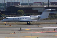 N719SA @ KEWR - Taxiing - by micka2b