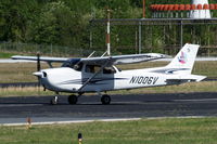 N1006V @ KPDK - Cessna 172S Skyhawk SP [172S-9805] Atlanta-Dekalb Peachtree~N 18/04/2010 - by Ray Barber