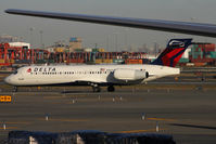 N944AT @ KEWR - Taxiing - by micka2b