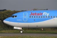 OO-JAU @ LFRB - Boeing 737-8K5, Taxiing to holding point rwy 07R, Brest-Bretagne Airport (LFRB-BES) - by Yves-Q