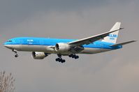 PH-BQI @ EHAM - KLM B772 landing at its base. - by FerryPNL