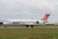 EI-FCB @ LFRB - Boeing 717-200, Taxiing to holding point rwy 25L, Brest-Bretagne Airport (LFRB-BES) - by Yves-Q