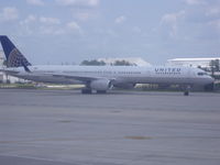 N77865 @ IAH - United 757-33N - by Christian Maurer