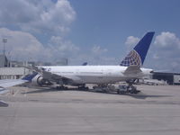 N76010 @ IAH - United 777-224ER - by Christian Maurer
