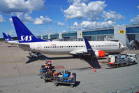 LN-RGI @ ESSA - Full action at the SAS terminal in Arlanda - by Tomas Milosch