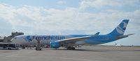 F-HPUJ @ MTPP - L'avion français French Blue pour le vol d'Air Caraïbes prêt pour le débarquement des passager - by Jonas Laurince