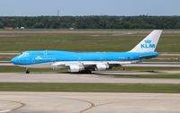 PH-BFW @ KIAH - Boeing 747-400