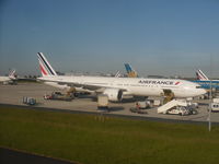 F-GZNI @ LFPG - Air France Boeing 777-328ER - by Christian Maurer