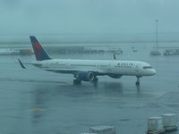 N712TW @ JFK - Boeing 757-200ER in the rain - by Christian Maurer