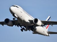 F-GRHG @ LFBD - take off runway 23 AF6277 to Paris Orly - by JC Ravon - FRENCHSKY