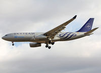 EC-LQP @ LEBL - Landing rwy 25R in Skyteam c/s - by Shunn311