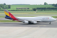 HL7423 @ VIE - Asiana Airlines Boeing 747-400 - by Thomas Ramgraber
