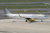 EC-MBT @ VIE - Vueling Airbus A320 - by Thomas Ramgraber