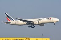 F-GSPE @ LFPO - Air France B772 landing - by FerryPNL