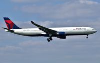 N824NW @ EHAM - Airbus A330-302 Delta Airlines N824NW - by Didier DURIEUX