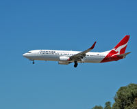 VH-VZY @ YPPH - Boeing 737-838. Qantas VH-VZY final rwy 06 YPPH 180217. - by kurtfinger