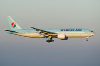 HL7598 @ LOWW - Korean Air Boeing 777-200 - by Thomas Ramgraber
