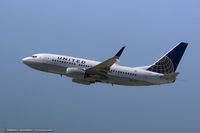 N27733 @ KEWR - Boeing 737-724 - United Airlines  C/N 28800, N27733 - by Dariusz Jezewski www.FotoDj.com
