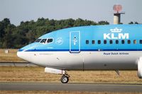 PH-BGE @ LFBD - Boeing 737-7K2, Taxiing to holding point rwy 05, Bordeaux Mérignac airport (LFBD-BOD) - by Yves-Q