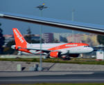 HB-JXE @ LPPT - Landing Lisboa - by Ronald Barker